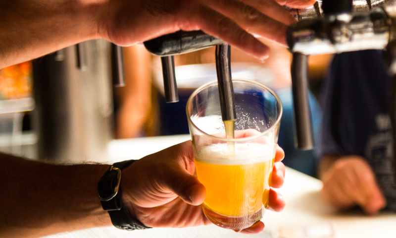 man is bier aan het tappen man is bier aan het tappen